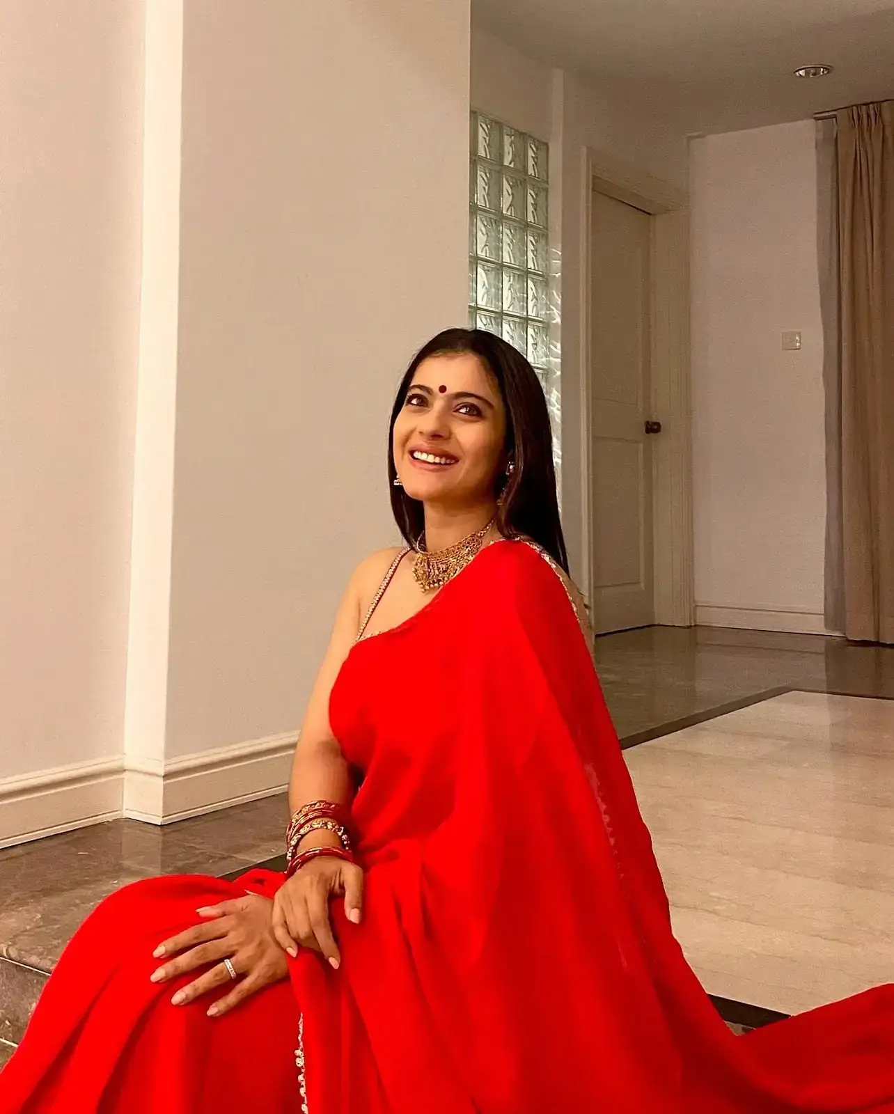 NORTH INDIAN ACTRESS KAJOL DEVGN IN SLEEVELESS RED COLOR SAREE 3